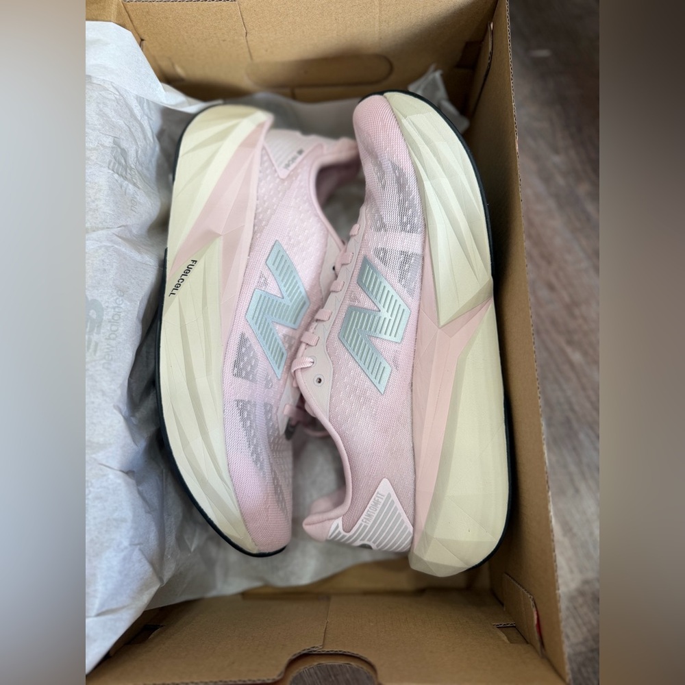 Women's New Balance FuelCell Rebel - Picture 2 of 4
